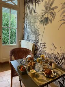 B&B / Chambres d'hotes Maison M, chambre privee acces jardin piscine et jacuzzi pres de La Rochelle : photos des chambres