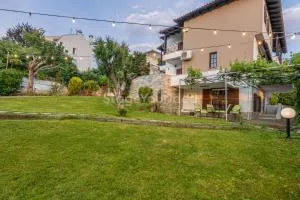 Traditional villa appartment with garden, also for gatherings ,15 minutes from Thessaloniki airport