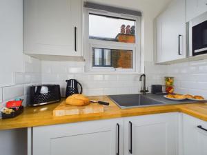 Westcliff apartment with free parking