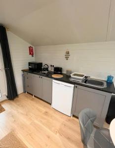 1 Bedroom Log Cabin in Parc Pen y Bryn Sleep 2 3