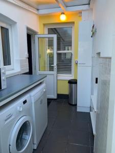 3 Bed Family House Free Parking