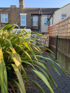 3 Bed Family House Free Parking