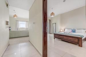 Waves - Spacious 1BR with Balcony & Cozy Interiors in JVC