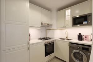 Livbnb-Modern 1BR Oasis with Stunning Terrace, JVC