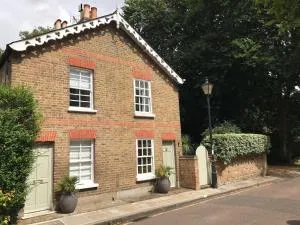 Charming Cottage with Roof Terrace - 泰丁敦