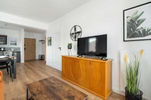 Elegancki Apartament Niedaleko Parku w Poznaniu z Tarasem i Parkingiem by Noclegi Renters