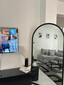 Secret Serenity - Modern, Stylish & Comfy 1 Bedroom Apartment With Workspace, Secure Parking, CCTV, Swimming Pool, Gym, And City Views in Nairobi