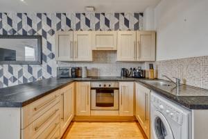 Cosy Central 2-Bed Flat City View & Parking