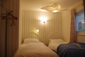 81 Glan Gwna chalet with lakeside balcony
