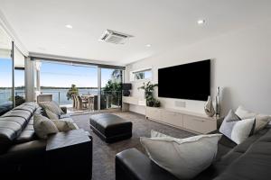 Lakehouse with Jetty & Pool