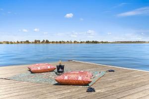 Lakehouse with Jetty & Pool