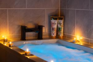 Bradford City Centre - City Mills 2 BR Apartment with Jacuzzi!