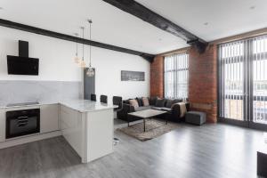 Bradford City Centre - City Mills 2 BR Apartment with Jacuzzi!