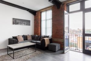 Bradford City Centre - City Mills 2 BR Apartment with Jacuzzi!