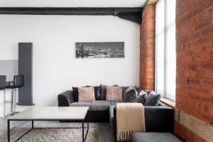 Bradford City Centre - City Mills 2 BR Apartment with Jacuzzi!