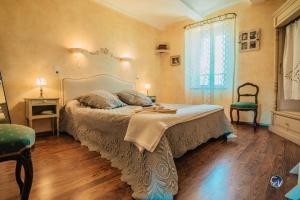 Maison en pierre avec bassin