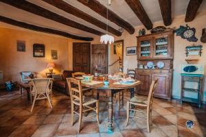 Maisons de vacances Maison en pierre avec bassin : photos des chambres