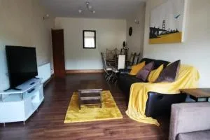 6-Bed House - Sleeps 13 - Families & Contractors - 提普顿