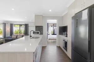 5 Bedroom Home meters from the beach - Wonnerup