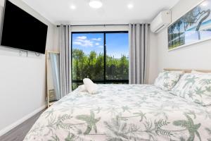 5 Bedroom Home meters from the beach