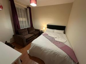 Beautiful private Double Room in a shared 3-bedroom apartment minutes walk from Bethnal Green