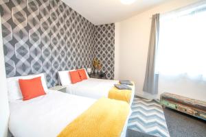 Ideal for groups - Lovely 2 Bedroom Apartment - Free Parking, Transit links, Close to Stadiums