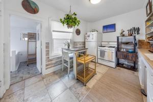 Urban Escape by Mountains w3BR, Wi-Fi, Laundry