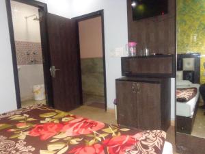 Hotel Raj International Dx In-front of Sarai Rohilla Station