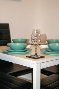 Ideal for groups - Modern 2 Bedroom Apartment - Free Parking, Transit links, Close to Stadiums