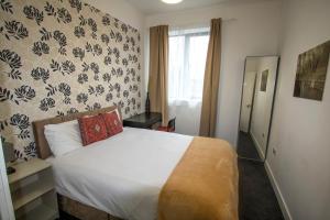 Ideal for groups - Modern 2 Bedroom Apartment - Free Parking, Transit links, Close to Stadiums