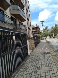 Apartamento amplo a 150 metros dos quiosques da Praia do Forte