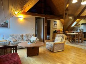 Appartements Chalet alpin spacieux avec parking, proche telecabine - FR-1-812-97 : photos des chambres