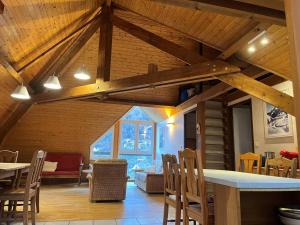 Appartements Chalet alpin spacieux avec parking, proche telecabine - FR-1-812-97 : photos des chambres