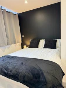 Two Bedroom Flat by Brookland Stays Serviced Accommodation Short Lets Leeds with Free WiFi