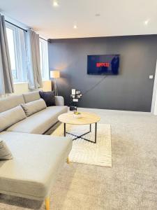 Two Bedroom Flat by Brookland Stays Serviced Accommodation Short Lets Leeds with Free WiFi