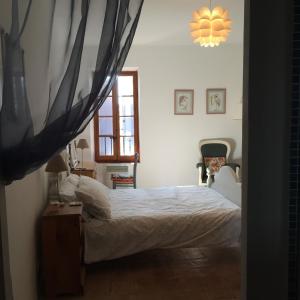 Maisons de vacances Stylish large house with heated pool in historic village : photos des chambres