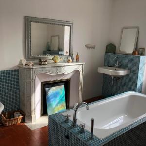 Maisons de vacances Stylish large house with heated pool in historic village : photos des chambres