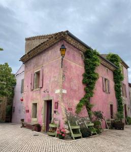Maisons de vacances Stylish large house with heated pool in historic village : photos des chambres
