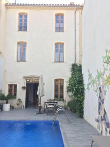 Maisons de vacances Stylish large house with heated pool in historic village : photos des chambres