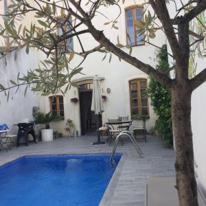 Maisons de vacances Stylish large house with heated pool in historic village : photos des chambres