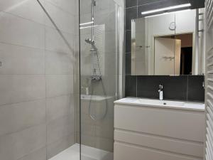 Appartement Fonctionnel avec Balcon, Garage et Wifi - Parfait pour 4 Personnes près des Pistes - FR-1-548-25