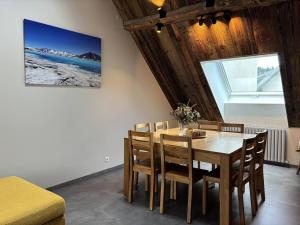 Maisons de vacances Maison moderne et chaleureuse au coeur du village avec mezzanine et poele a bois - FR-1-548-26 : photos des chambres