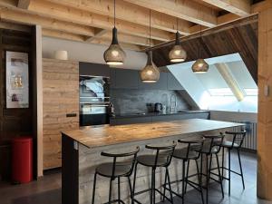 Maisons de vacances Maison moderne et chaleureuse au coeur du village avec mezzanine et poele a bois - FR-1-548-26 : photos des chambres