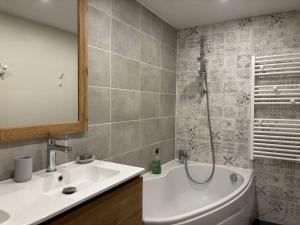 Maisons de vacances Maison moderne et chaleureuse au coeur du village avec mezzanine et poele a bois - FR-1-548-26 : photos des chambres