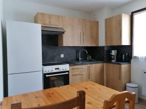 Appartement familial pour 6 personnes avec terrasse, parking gratuit et proche des navettes - FR-1-548-31
