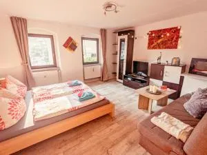 Famzi - Urlaubsmagie - Familienwohnung mit Gemeinschaftsgarten, -sauna & -pool - Ottendorf