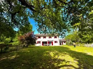 Grande maison entre Lac et forêt - Gastes
