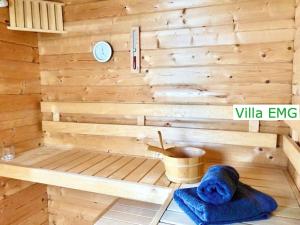 Luxus Design Ferienhaus Villa EMG Bensheim nah Frankfurt, Heidelberg mit Sauna, Schwimmteich, Garten für Familien und Gruppen bis 17 Personen