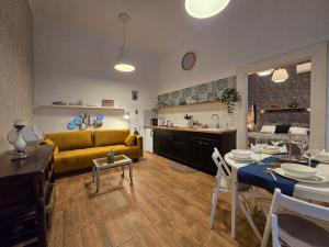 Quiet Apartment 2BR, 2BA, AC &Central Gem Free Parking