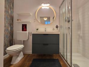 Quiet Apartment 2BR, 2BA, AC &Central Gem Free Parking